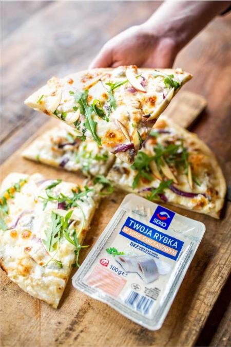 White pizza with herring